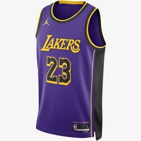 גופיית LeBron James סגולה